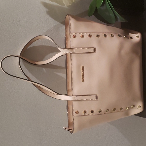 Michael Kors Handbags - ❣️💫MARK DOWN💫❣️ Michael Kors pink bag